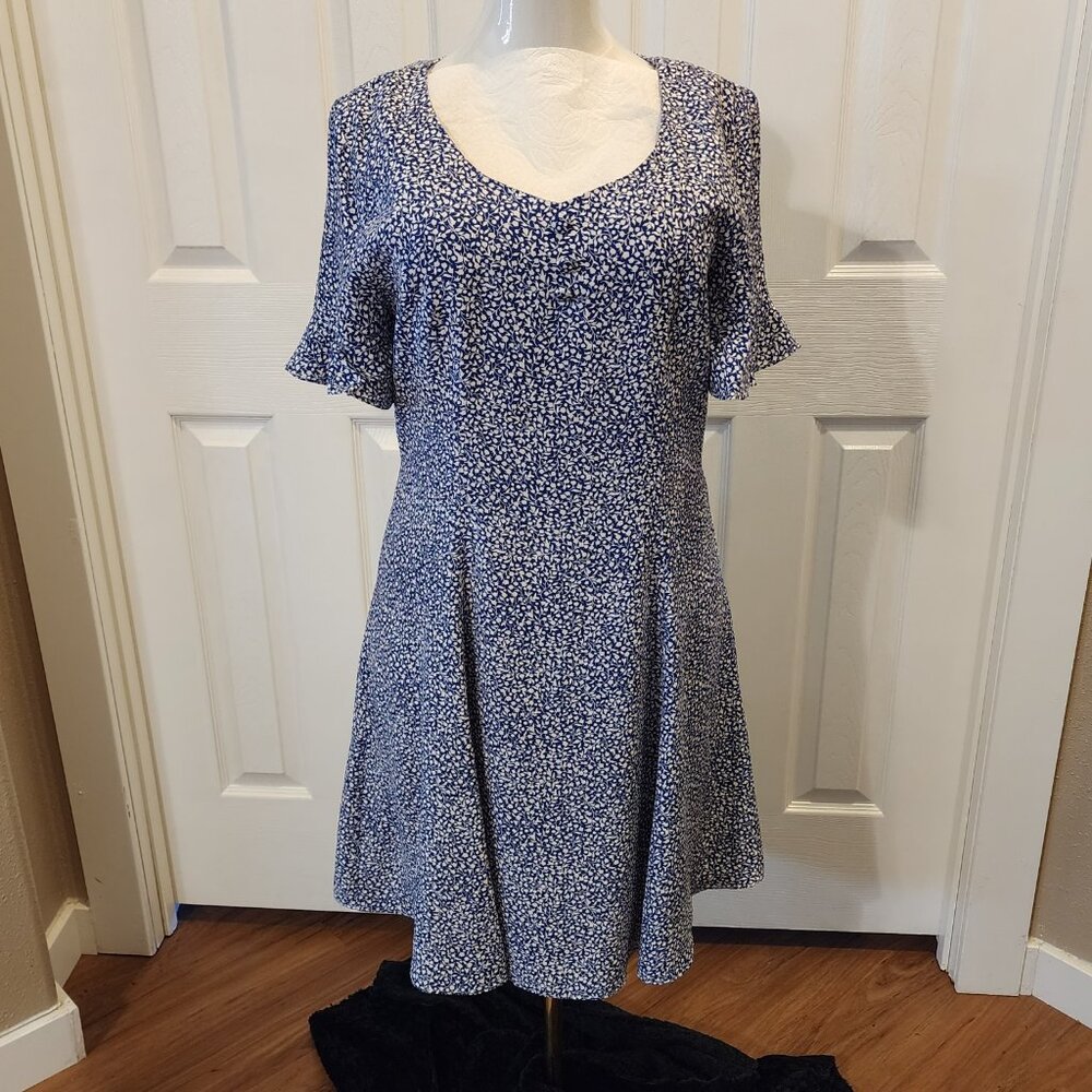 Fun & flirty casual dress with tie in the back